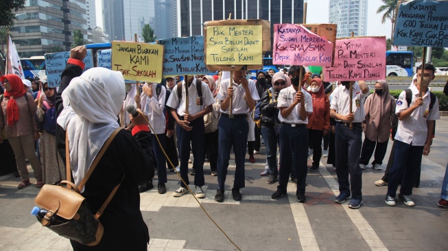 Sejumlah siswa dan orang tua wali murid berunjuk rasa di depan Kementerian Pendidikan, Kebudayaan, Riset dan teknologi, Jakarta, Jumat (11/8/2023). [ANTARA FOTO/Reno Esnir].