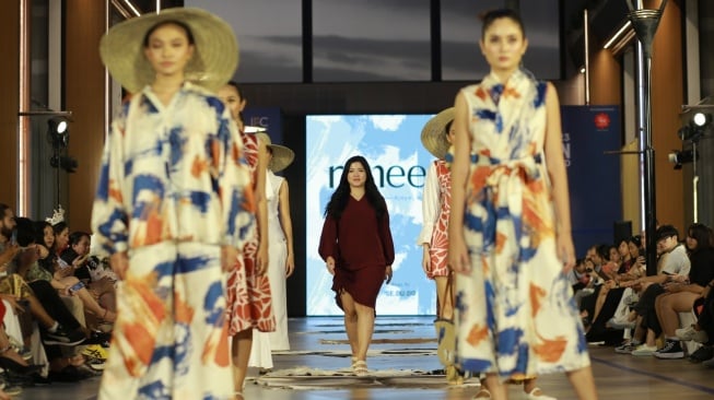 Inspirasi Fashion: Fresh dan Elegan saat Liburan dengan Motif Bunga Tropis dan Siluet Longgar