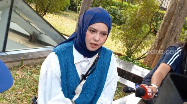 Istri Zul Zivilia, Retno Paradinah di kawasan Tendean, Jakarta, Jumat (11/8/2023) [Suara.com/Adiyoga Priyambodo]