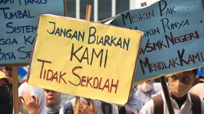 Sejumlah siswa dan orang tua wali murid berunjuk rasa di depan Kementerian Pendidikan, Kebudayaan, Riset dan teknologi, Jakarta, Jumat (11/8/2023). [ANTARA FOTO/Reno Esnir].