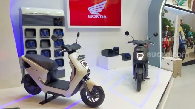 Simak dek akumulator untuk Honda EM1 e: pada bagian belakang motor listrik yang mana didukung penyimpan daya Honda Mobile Power Pack e: (MPP e:) [Suara.com/CNR ukirsari].