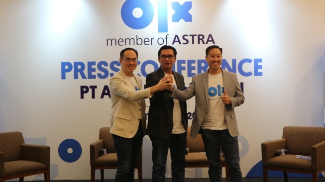 President Director PT Astra Digital Mobil Naga Sujady (kedua kanan), Co-CEO & Director PT Astra Digital Mobil CK Yap (kedua kiri) dan Director PT Tokobagus Agung Iskandar (kanan) pada press conference yang digelar PT Astra Digital Mobil hari ini (11/8/2023) [Astra].