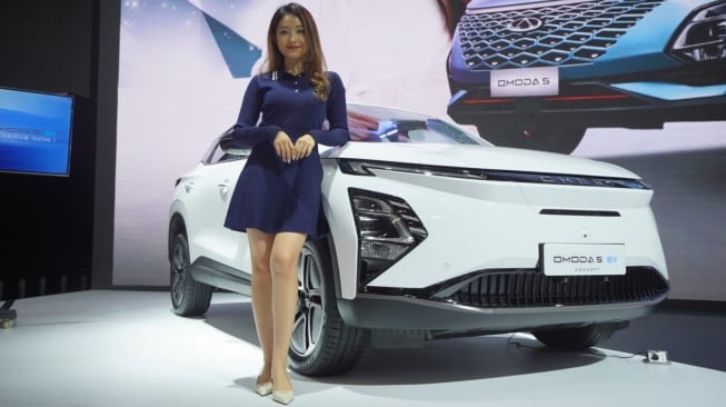 Natasha Wilona Kepincut Mobil Baru di GIIAS 2023