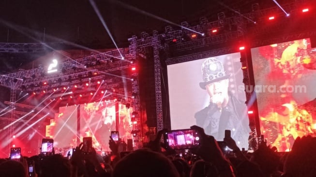 Konser Dewa 19 Hentak GBK, Topi Ahmad Dhani Sukses Bikin Salah Fokus