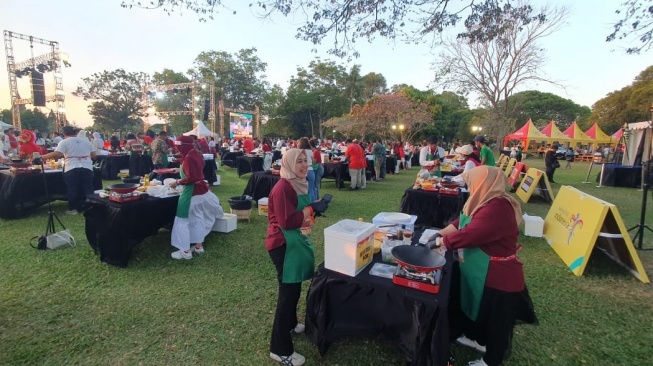 Melihat Para Influencer Ditantang Ikut Lomba Masak di Candi Prambanan