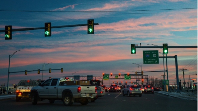 Ilustrasi lampu merah di dalam jalan raya (Unsplash/Ken Wyatt)