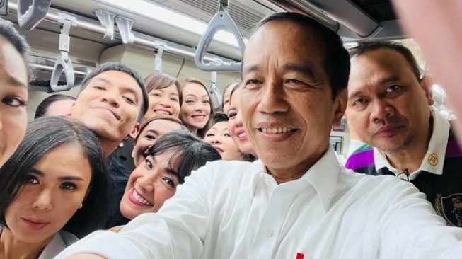 Viral Momen Apes Ari Lasso saat Jokowi dan Yuni Shara Salah Tap Masuk LRT