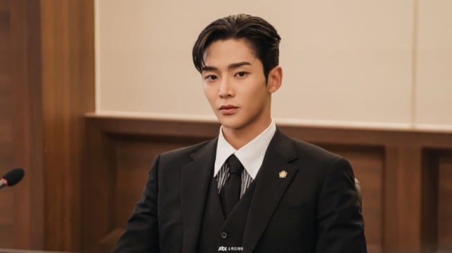 Rowoon SF9 Perankan Pengacara dengan Kutukan di Drama 'Destined With You'