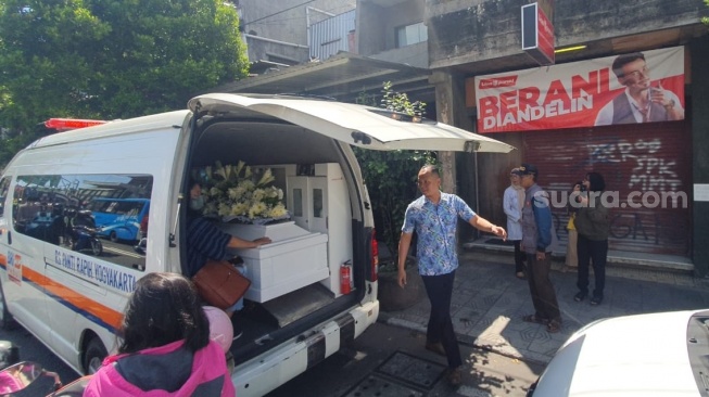 Jenazah Djoko Pekik disemayamkan di rumah duka, Sabtu (12/8/2023). [Hiskia Andika Weadcaksana/Suarajogja.id] 