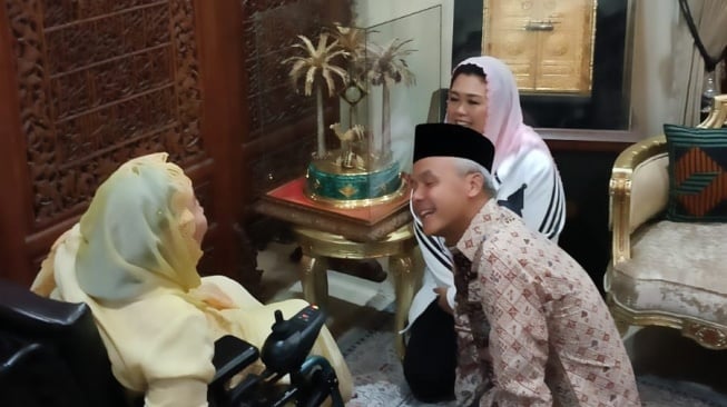 Bakal calon presiden (capres) dari PDIP, Ganjar Pranowo mengunjungi istri dari mendiang Presiden ke-4 RI Abdurrahman Wahid, Sinta Nuriyah Wahid di kediamannya di kawasan Ciganjur, Jakarta Selatan, Minggu (13/8/2023) malam. (Ist)