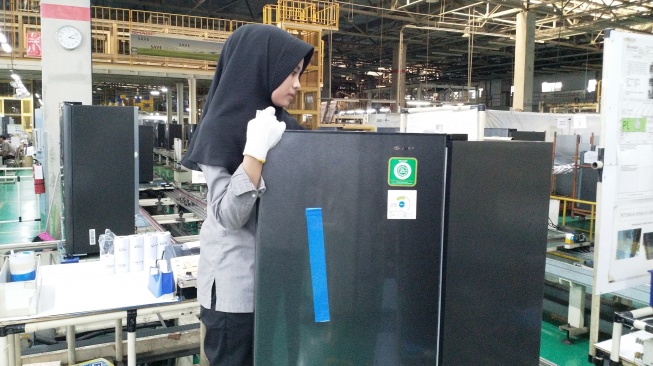 Sharp Indonesia Catatkan Produksi Lemari Es ke-25 Juta Unit