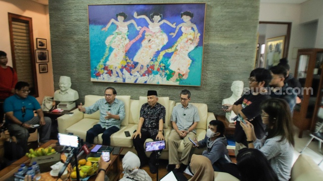 Mantan Menko Kemaritiman Rizal Ramli (kiri) bersama dengan Ketua Majelis Syuro Partai Ummat Amien Rais (tengah) memberikan pernyataan pers usai menggelar pertemuan di Kediaman Rizal Ramli di Kawasan Kemang, Jakarta, Minggu (13/8/2023). [Suara.com/Alfian Winanto]