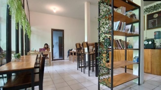 Arsa Coffee & Library menawarkan konsep sebuah cafe yang dipadukan dengan mini perpustakaan dengan deretan buku menarik hingga komik. [dok]