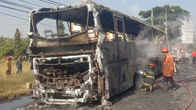 Kondisi bus wisata yang ludes terbakar. [Suara.com/Ari Welianto]