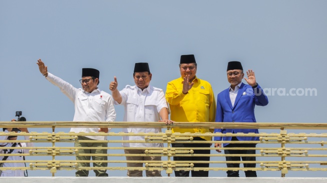 Bakal calon presiden sekaligus Ketua Umum Partai Gerindra Prabowo Subianto (kedua kiri) bersama dengan Ketua Umum PAN Zulkifli Hasan (kanan), Ketua Umum Partai Golkar Airlangga Hartarto (kedua kanan), dan Ketua Umum PKB Muhaimin Iskandar (kanan) foto bersama usai deklarasi di Museum Perumusan Naskah Proklamasi, Jakarta, Minggu (13/8/2023). [Suara.com/Alfian Winanto]