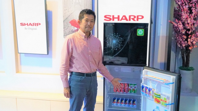 Shinji Teraoka, presiden direktur SEID menunjukan interior lemari es Sharp. [Sharp Indonesia]