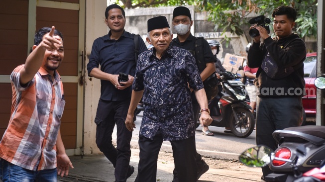 Ketua Majelis Syuro Partai Ummat Amien Rais saat tiba di Kediaman Rizal Ramli untuk menggelar pertemuan di Kawasan Kemang, Jakarta, Minggu (13/8/2023). [Suara.com/Alfian Winanto]