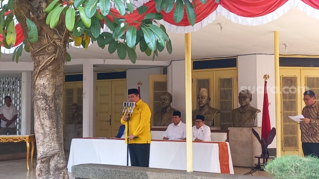 Ketum Partai Golkar Airlangga hartarto saat deklarasi dukungan untuk Capres Prabowo Subianto di Gedung Joeang, Jakarta. (Suara.com/M Yasir)