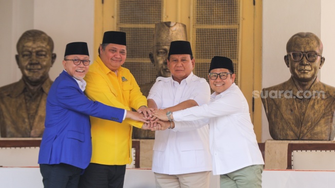 Bakal calon presiden sekaligus Ketua Umum Partai Gerindra Prabowo Subianto (kedua kanan) bersama dengan Ketua Umum PAN Zulkifli Hasan (kiri), Ketua Umum Partai Golkar Airlangga Hartarto (kedua kiri), dan Ketua Umum PKB Muhaimin Iskandar (kanan) saat deklarasi Bakal Calon Presiden di Museum Perumusan Naskah Proklamasi, Jakarta, Minggu (13/8/2023). [Suara.com/Alfian Winanto]