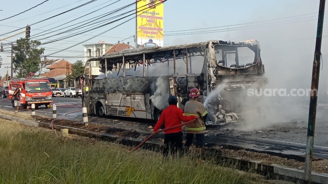 Ini Sederet Foto-foto Bus Wisata Terbakar di Sukoharjo: Nyaris Semua Bodi Hangus