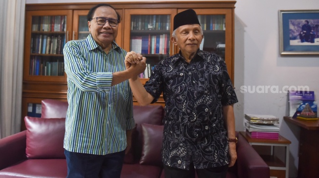 Mantan Menko Kemaritiman Rizal Ramli bersama dengan Ketua Majelis Syuro Partai Ummat Amien Rais saat menggelar pertemuan di Kediaman Rizal Ramli di Kawasan Kemang, Jakarta, Minggu (13/8/2023). [Suara.com/Alfian Winanto]