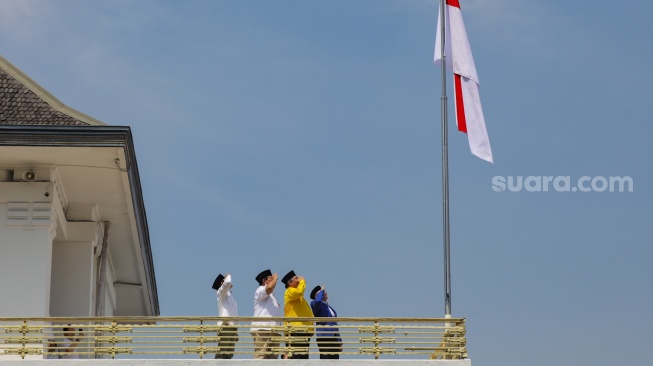 Bakal calon presiden sekaligus Ketua Umum Partai Gerindra Prabowo Subianto (kedua kiri) bersama dengan Ketua Umum PAN Zulkifli Hasan (kanan), Ketua Umum Partai Golkar Airlangga Hartarto (kedua kanan), dan Ketua Umum PKB Muhaimin Iskandar (kanan) hormat bendera usai deklarasi di Museum Perumusan Naskah Proklamasi, Jakarta, Minggu (13/8/2023). [Suara.com/Alfian Winanto]