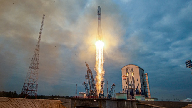 Roket Soyuz 2.1b dengan pesawat antariksa Luna-25 meluncur dari landasan peluncuran di Vostochny Cosmodrome, utara Blagoveschensk, Amur, Rusia, Jumat (11/8/2023). [Handout Roscosmos/Vostochny Space Centre/ AFP]
