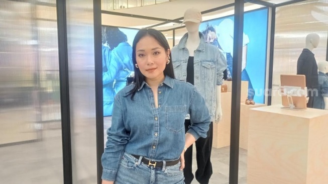 Tips Mix and Match Tampil Kece Pakai Denim Menurut Ayla Dimitri