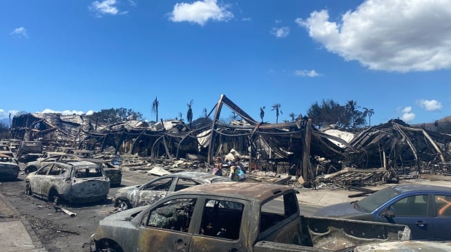 Penampakan mobil yang terbakar, bangunan yang hancur, dan rumah yang hangus akibat kebakaran hutan hebat yang melanda di Lahaina, Maui barat, Hawaii, Jumat (11/8/2023). [Paula RAMON / AFP]