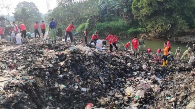 Sampah di Bantaran Kali Cikeas Jatirangga Bekasi Mencapai 500 Ton, Menumpuk Sejak 10 Tahun Lalu