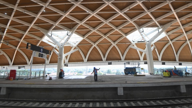 Pekerja menyelesaikan pembangunan Stasiun Kereta Cepat di Halim, Jakarta Timur, Sabtu (12/8/2023). [ANTARA FOTO/M Risyal Hidayat/rwa]