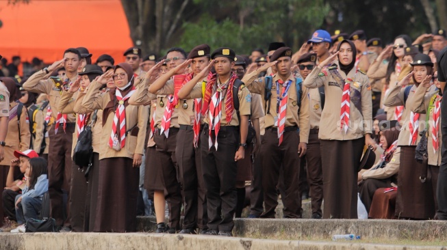 Anggota Pramuka saat mengikuti upacara pembukaan  Raimuna Nasional (Rainas) XII di Bumi Perkemahan Cibubur, Jakarta, Senin (14/8/2023). [Suara.com/Alfian Winanto]