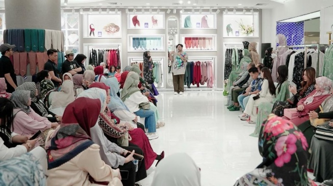 Ivan Gunawan menggelar fashion show sekaligus memperkenalkan koleksi terbaru Mandjha Hijab di Margo City Mall Depok, pada 12 Agustus 2023. [dokumentasi pribadi]