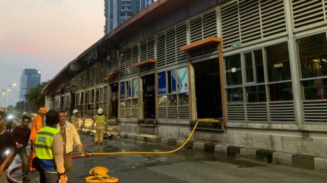 Kebakaran Halte Bus TransJakarta di Jalan Kapten Tendean, Jakarta Selatan, Senin (14/8/2023). [Suara.com/Rakha]