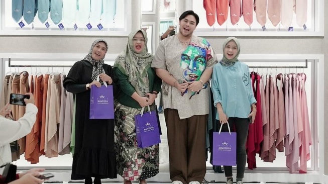 Ivan Gunawan menggelar fashion show sekaligus memperkenalkan koleksi terbaru Mandjha Hijab di Margo City Mall Depok, pada 12 Agustus 2023. [dokumentasi pribadi]