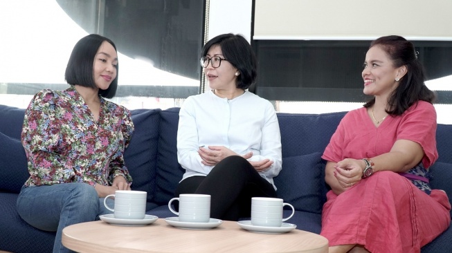 Penyanyi Dewi Gita bersama Praktisi Estetika, dr. Nataliani Mawardi dan Psikolog Universitas Indonesia, Dian Wisnuwardhani saat talkshow "Beauty Anxiety" di peringatan 25 Tahun NMW Clinic Berkiprah, Kamis (9/8/2023). 