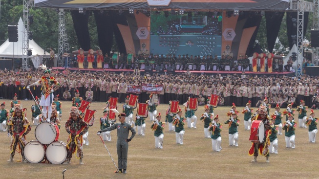 Atraksi Drum Band saat upacara pembukaan Raimuna Nasional (Rainas) XII di Bumi Perkemahan Cibubur, Jakarta, Senin (14/8/2023). [Suara.com/Alfian Winanto]