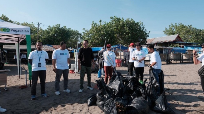 Aksi Nyata Peduli Lingkungan, Pegadaian dan Masyarakat Kota Makassar Kumpulkan 708 Kg Sampah di Pantai Tanjung Bayang