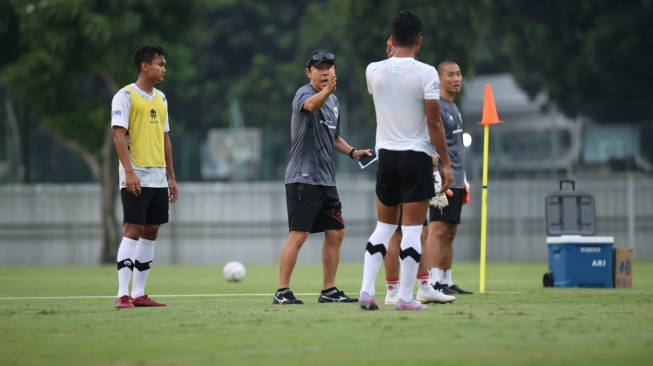 Pelatih Timnas Indonesia Shin Tae-yong saat sedang memimpin pasukannya berlatih jelang Piala AFF U-23 2023 di Lapangan A, Senayan, Jakarta. (Dok. PSSI).