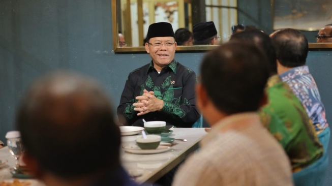 Plt Ketua Umum Partai Persatuan Pembangunan (PPP) Muhamad Mardiono saat menghadiri undangan makan malam sebagai Utusan Khusus Presiden (UKP) Bidang Kerja Sama Pengentasan Kemiskinan dan Ketahanan Pangan bersama Keuskupan, di Labuan Bajo, Manggarai Barat, Nusa Tenggara Timur, Sabtu (12/8/2023). (Dok. Tim PPP)