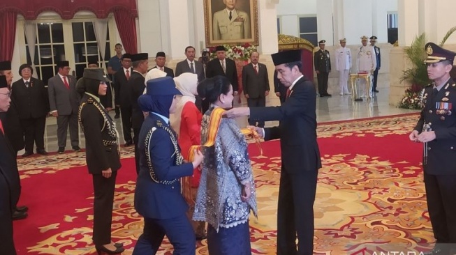 Apa Alasan Jokowi Serahkan Tanda Kehormatan untuk Iriana Jokowi?