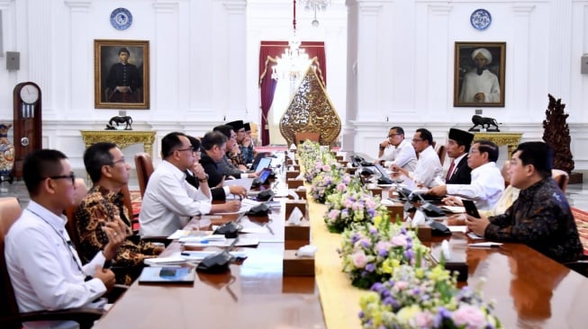 Presiden Joko Widodo atau Jokowi memimpin rapat terbatas mengenai polusi udara di Istana Kepresidenan, Jakarta, Senin (14/8/2023). (Rusman - Biro Pers Sekretariat Presiden)