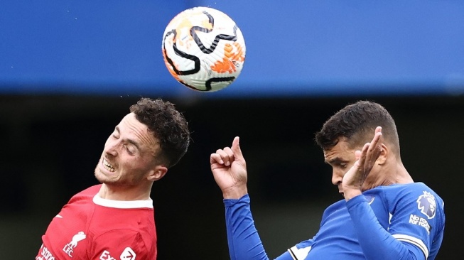 Striker Liverpool asal Portugal, Diogo Jota (kiri) bersaing di udara dengan bek Chelsea asal Brasil, Thiago Silva selama pertandingan pekan pertama Liga Inggris 2023-2024 antara Chelsea vs Liverpool di Stamford Bridge di London pada 13 Agustus 2023.HENRY NICHOLLS / AFP