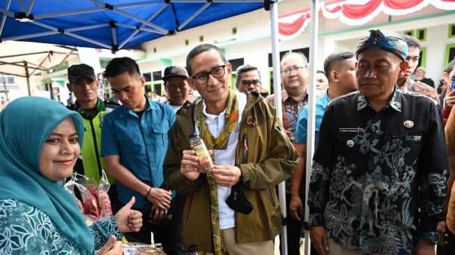 Sandiaga Uno Berikan Bantuan DPUP Bagi 5 Desa Wisata di Jabar