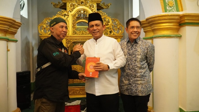 Badan Wakaf Alquran menyalurkan wakaf Alquran ke  Kepulauan Meranti dan Kepulauan Riau. [dokumentasi pribadi]