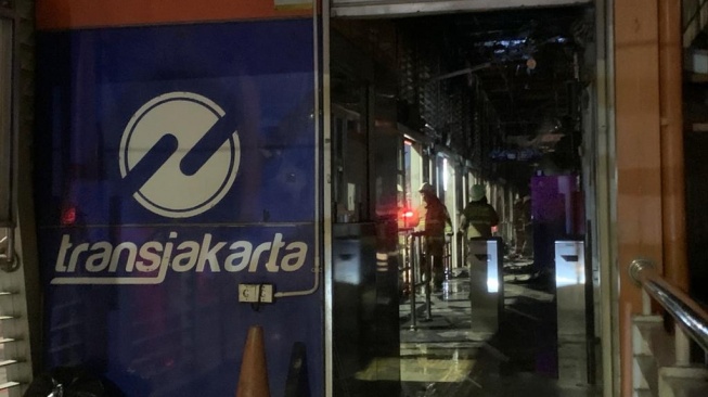 Kebakaran Halte Bus TransJakarta di Jalan Kapten Tendean, Jakarta Selatan, Senin (14/8/2023). [Suara.com/Rakha]