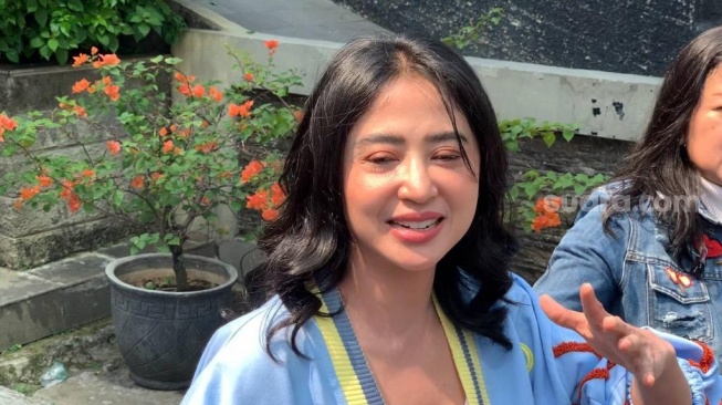 Dewi Perssik Blak-blakan Tetap Video Call dengan Rully Saat Mandi, Netizen Syok: Lah Dipantengin?