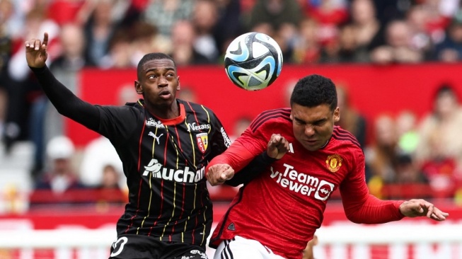 Gelandang jangkar Manchester United, Casemiro (kanan). [Darren Staples / AFP]