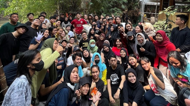 Luna Maya bersama masyarakat ikut acara bersih-bersih Sungai Ciliwung. [Instagram]