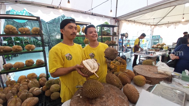 Lomba makan durian merayakan HUT Kemerdekaan RI ke 78 di Mal Kota Kasablanka. (Dini/Suara.com)